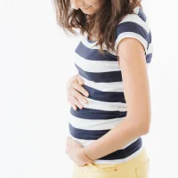 Anxiously awaiting your baby bump? Find out when you will start showing.